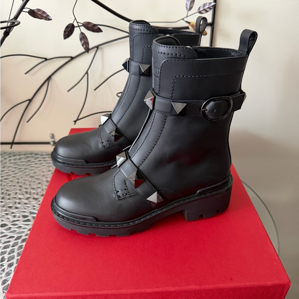 Valentino Garavani Roman Rockstud Black Leather Combat Boots size 37 US 7 NIB - Picture 13 of 16